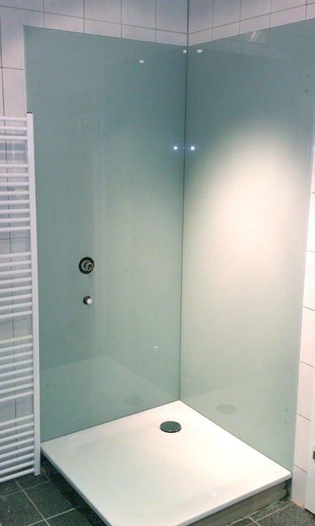 Glasrueckwand-Dusche